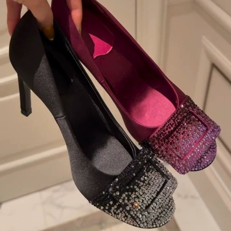 Pantofi cu toc gradienți cu strasuri, partea superioară satinată și cataramă pătrată, toc 6–8 cm, pentru domnișoarele de onoare