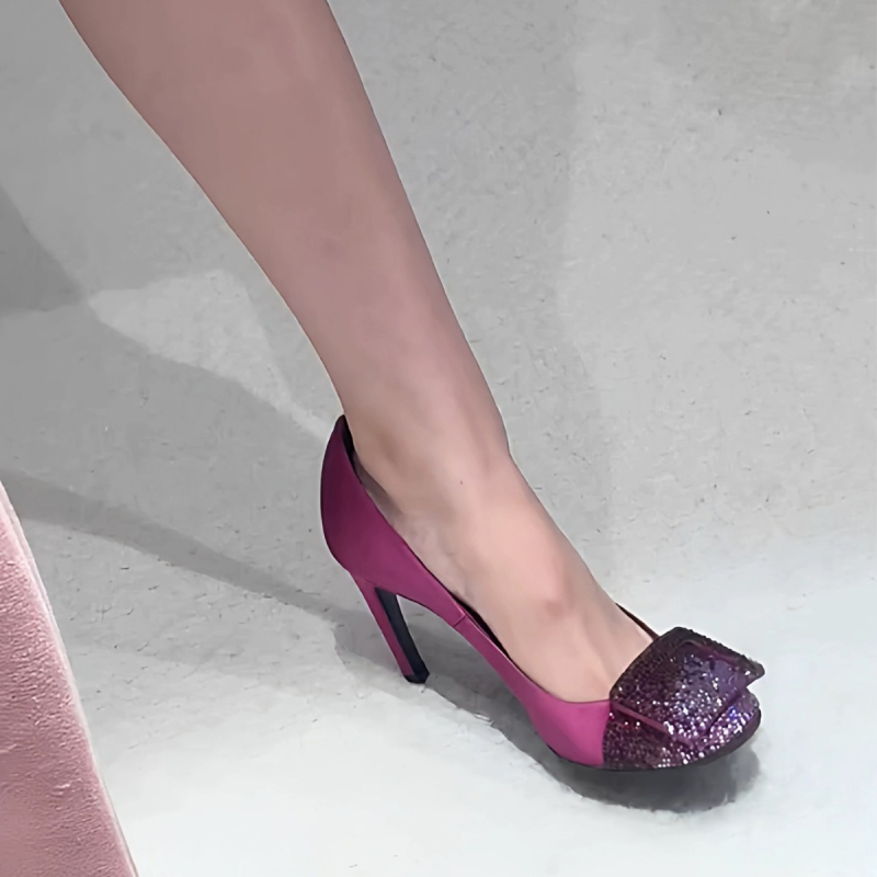 Pantofi cu toc gradienți cu strasuri, partea superioară satinată și cataramă pătrată, toc 6–8 cm, pentru domnișoarele de onoare