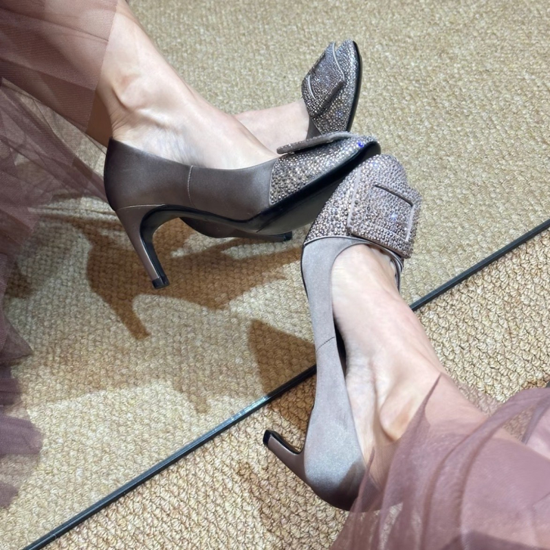 Pantofi cu toc gradienți cu strasuri, partea superioară satinată și cataramă pătrată, toc 6–8 cm, pentru domnișoarele de onoare