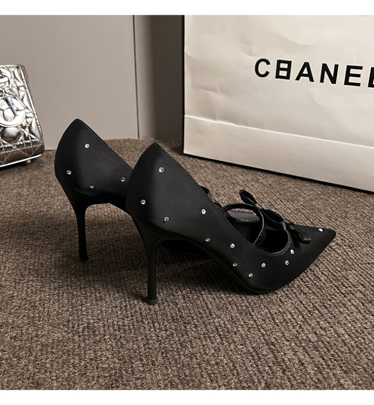 Pantofi dama cu toc înalt, vârf pătrat, partea superioară din satin, funda cu cristale, toc subțire