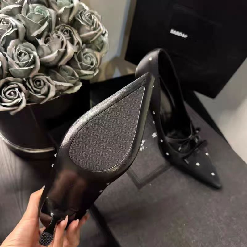 Pantofi dama cu toc înalt, vârf pătrat, partea superioară din satin, funda cu cristale, toc subțire