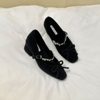 Pantofi Mary Jane cu vârf pătrat, velur pe partea superioară, toc de 6–8 cm, cataramă, căptușeală din pluș sintetic