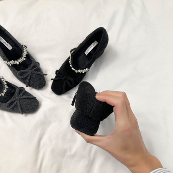 Pantofi Mary Jane cu vârf pătrat, velur pe partea superioară, toc de 6–8 cm, cataramă, căptușeală din pluș sintetic