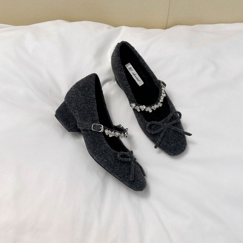 Pantofi Mary Jane cu vârf pătrat, velur pe partea superioară, toc de 6–8 cm, cataramă, căptușeală din pluș sintetic