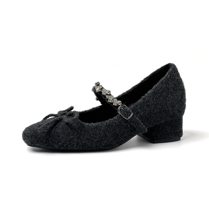 Pantofi Mary Jane cu vârf pătrat, velur pe partea superioară, toc de 6–8 cm, cataramă, căptușeală din pluș sintetic
