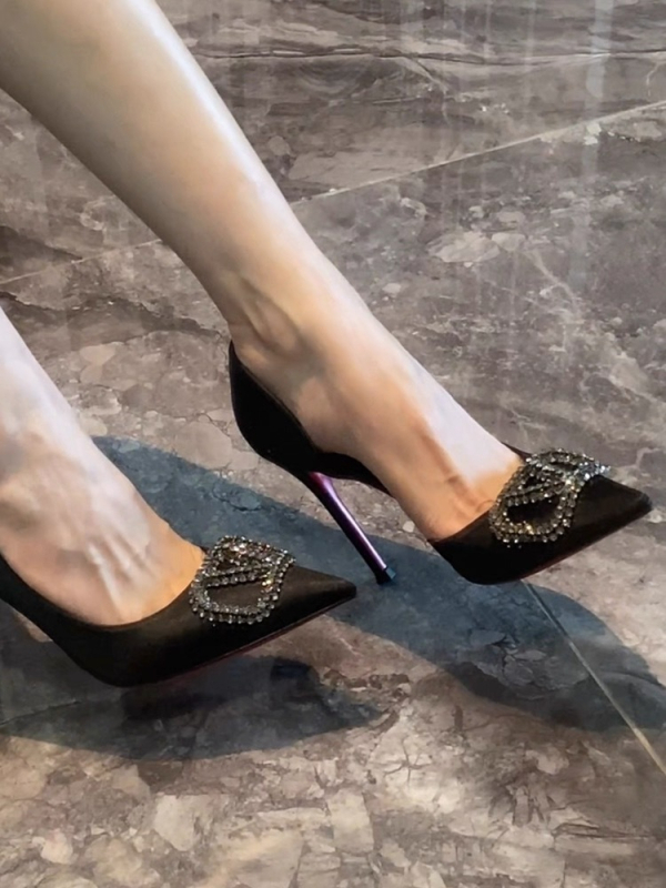 Pantofi de nuntă Marychi — vârf rotund, partea superioară din satin, model cu dungi, toc înalt 6–8 cm, interior din microfibră