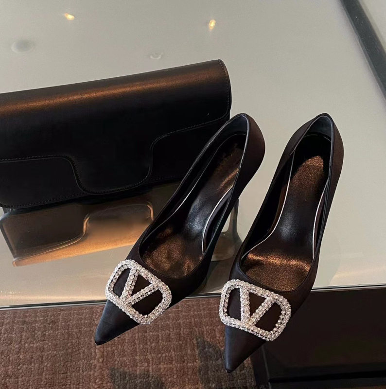 Pantofi de nuntă Marychi — vârf rotund, partea superioară din satin, model cu dungi, toc înalt 6–8 cm, interior din microfibră