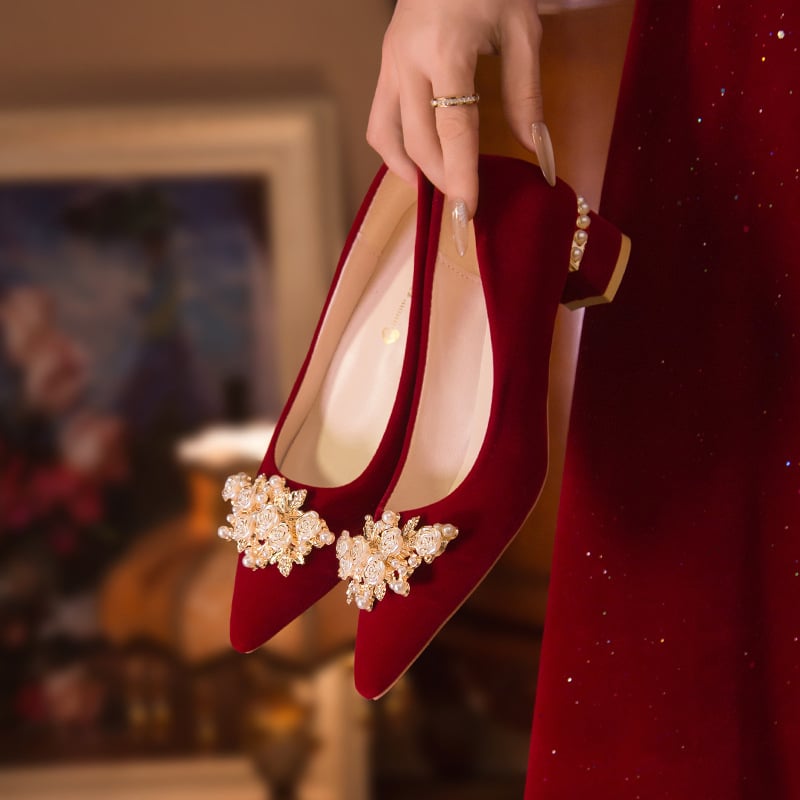 Női esküvői magassarkú cipő, hegyes orrú, velúr felsőrész, durva sarok 6-8 cm, tökéletes esküvői bankett