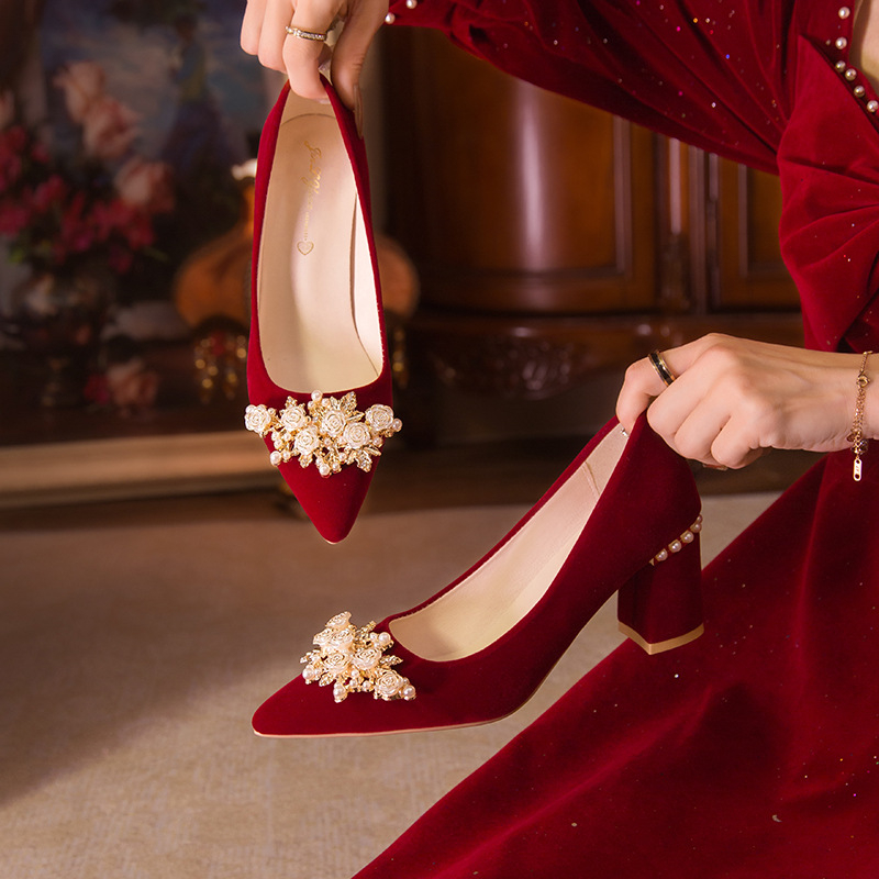 Női esküvői magassarkú cipő, hegyes orrú, velúr felsőrész, durva sarok 6-8 cm, tökéletes esküvői bankett