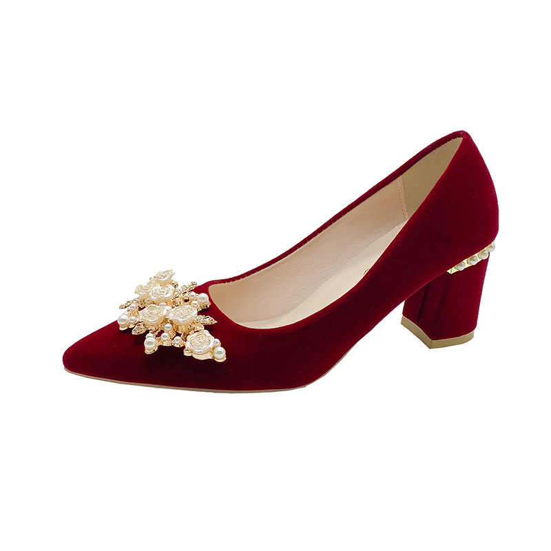 Női esküvői magassarkú cipő, hegyes orrú, velúr felsőrész, durva sarok 6-8 cm, tökéletes esküvői bankett