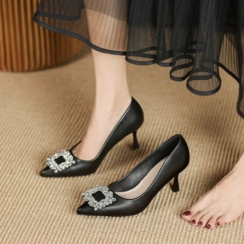 Pantofi cu toc înalt, vârf ascuțit, toc subțire 6-8 cm, suprafața din fibră superioară, talpă din cauciuc