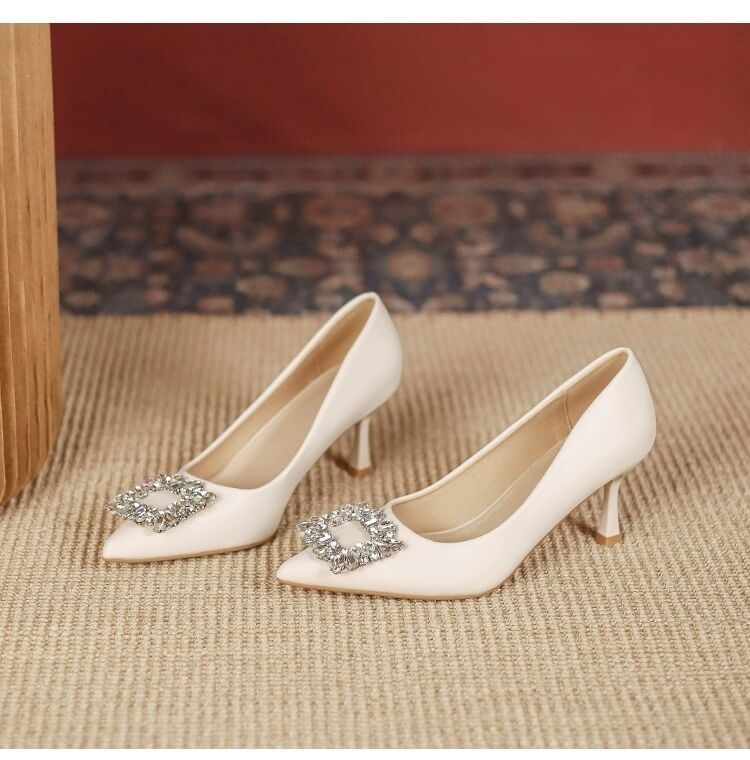 Pantofi cu toc înalt, vârf ascuțit, toc subțire 6-8 cm, suprafața din fibră superioară, talpă din cauciuc