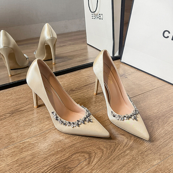 Ženske satinene štikle, špičasti nos, francuski stil, kristali, peta 6–8 cm