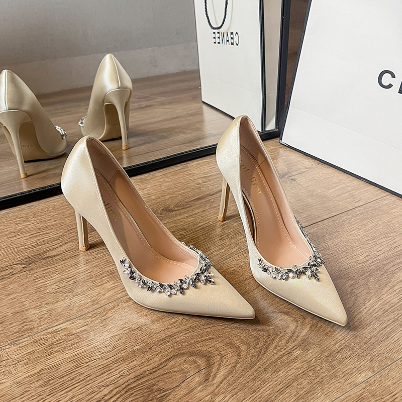 Ženske satinene štikle, špičasti nos, francuski stil, kristali, peta 6–8 cm