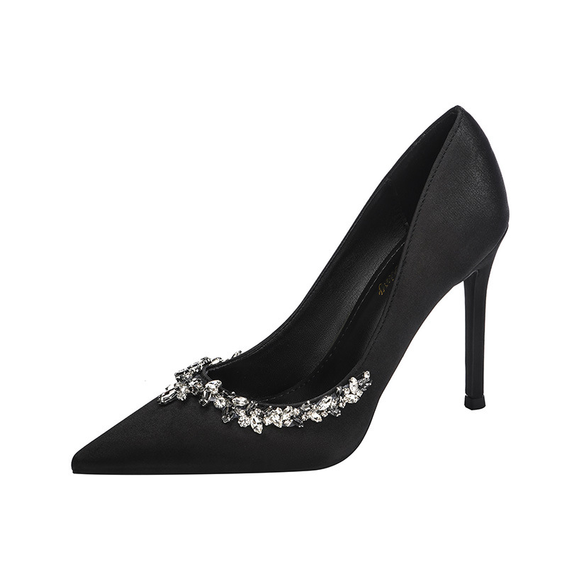 Ženske satinene štikle, špičasti nos, francuski stil, kristali, peta 6–8 cm