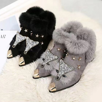 Pantofi eleganți cu blană de vulpe, strasuri și accente metalice, vârf ascuțit, toc mic 1–3 cm, branță din lână de miel, căptușeală pufoasă