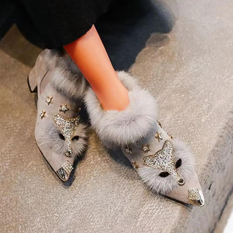 Pantofi eleganți cu blană de vulpe, strasuri și accente metalice, vârf ascuțit, toc mic 1–3 cm, branță din lână de miel, căptușeală pufoasă