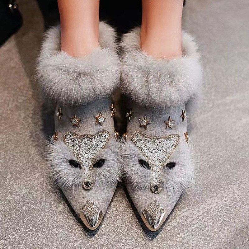 Pantofi eleganți cu blană de vulpe, strasuri și accente metalice, vârf ascuțit, toc mic 1–3 cm, branță din lână de miel, căptușeală pufoasă