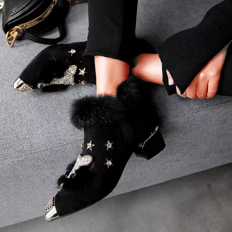 Pantofi eleganți cu blană de vulpe, strasuri și accente metalice, vârf ascuțit, toc mic 1–3 cm, branță din lână de miel, căptușeală pufoasă
