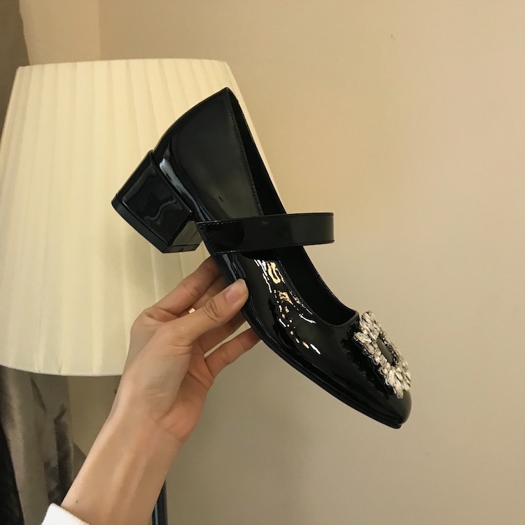 Női Mary Jane cipő, szögletes orr, strasszos négyszög kapocs, patent bőr, elasztikus pánt, alacsony sarok