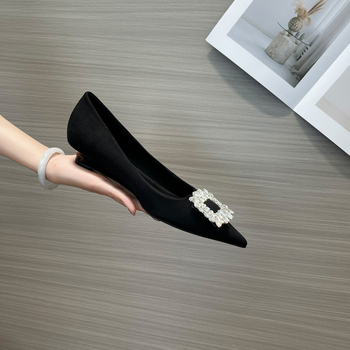 Lapos cipő: hegyes orr, velúr felsőrész, középmagas 3–5 cm, gumitalp, PU belső bélés