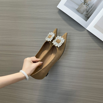 Lapos cipő: hegyes orr, velúr felsőrész, középmagas 3–5 cm, gumitalp, PU belső bélés