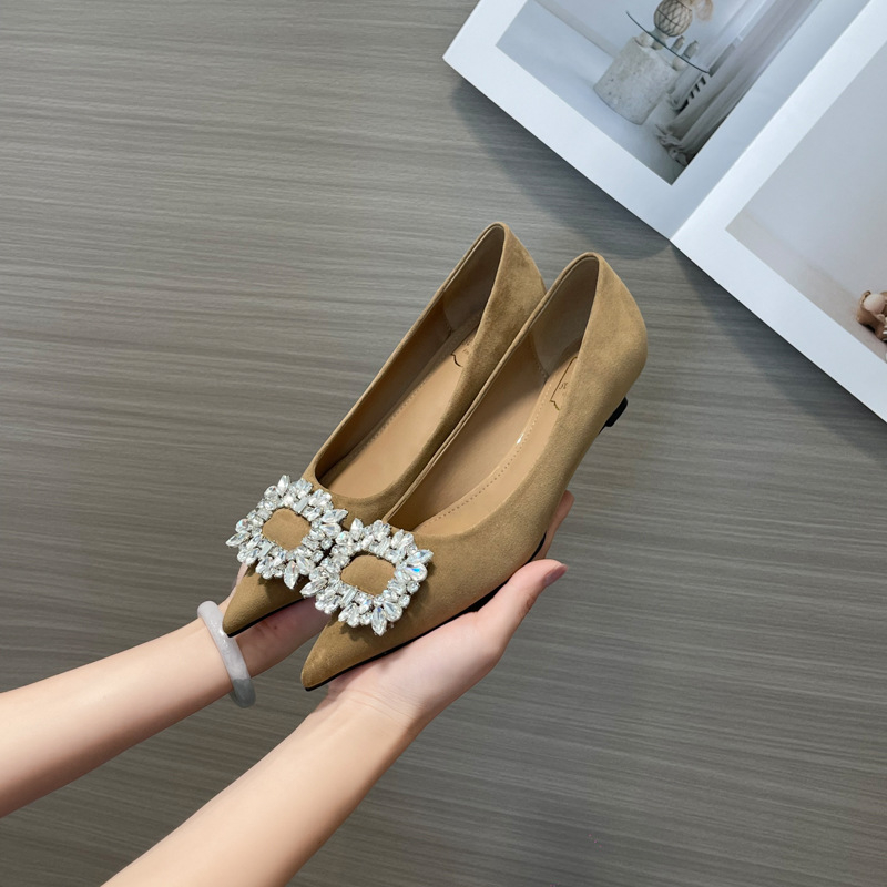 Lapos cipő: hegyes orr, velúr felsőrész, középmagas 3–5 cm, gumitalp, PU belső bélés