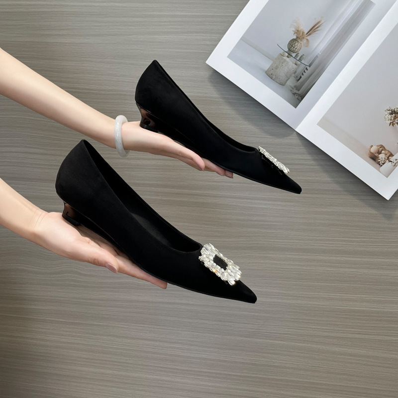 Lapos cipő: hegyes orr, velúr felsőrész, középmagas 3–5 cm, gumitalp, PU belső bélés