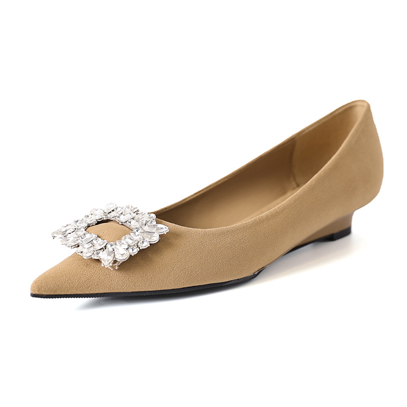 Lapos cipő: hegyes orr, velúr felsőrész, középmagas 3–5 cm, gumitalp, PU belső bélés