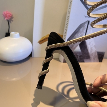 Ženske stiletto sandale s kristalno zmijskim uzorkom, otvoreni prst i remenčići; visina pete 6–8 cm; gornji materijal: Super Fiber; ulošak: prirodna koža; potplat: guma