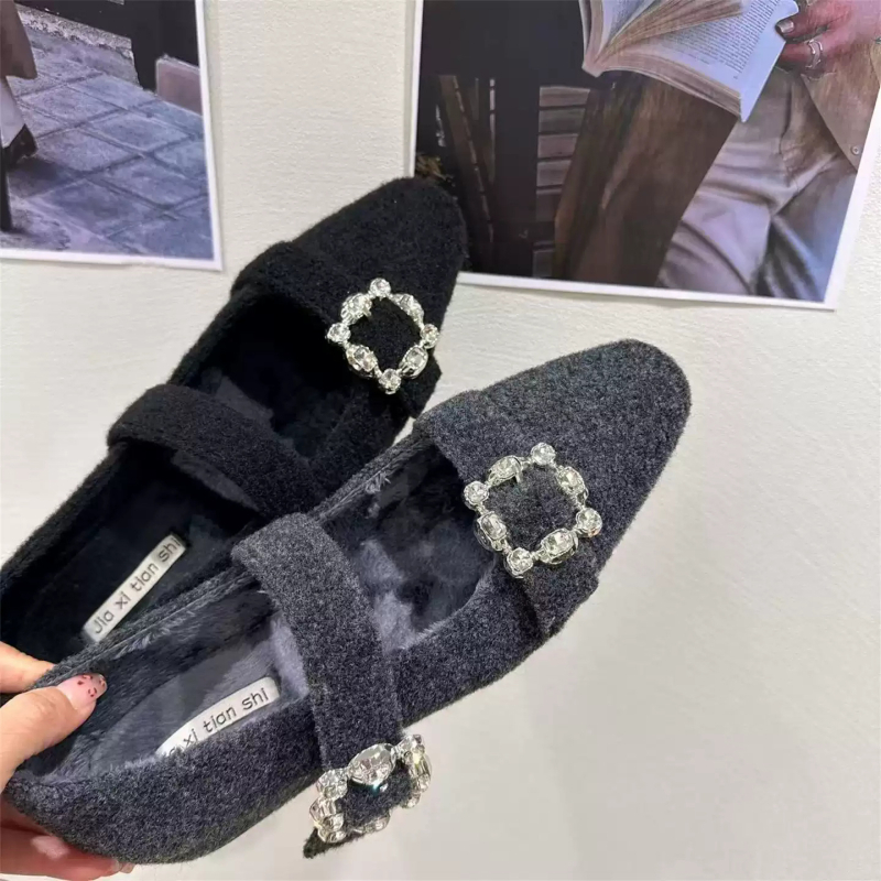Mary Jane cipele - nubuk gornji dio, četvrtasti nos, srednje visoki debeli pet 3–6 cm, gumeni đon