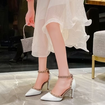 Stiletto sandale s oštrim vrhom, PU gornji dio, kopča sa kristalima, izuzetno visoke tanke petice (>8 cm), zatvaranje kopčom