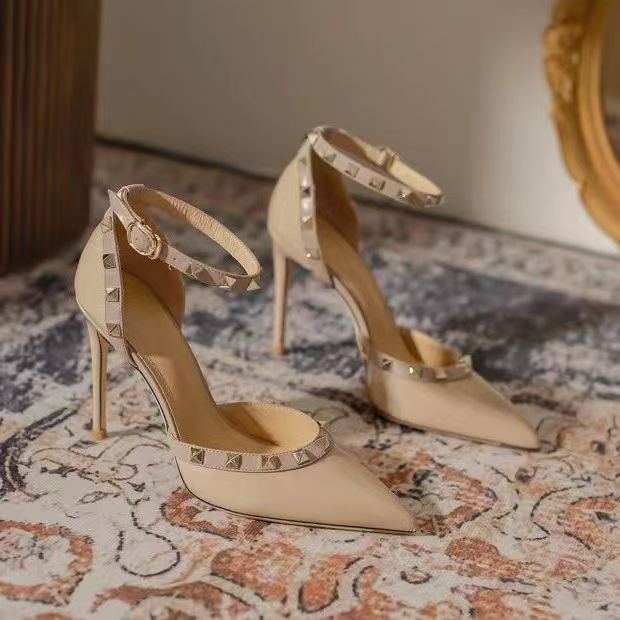 Stiletto sandale s oštrim vrhom, PU gornji dio, kopča sa kristalima, izuzetno visoke tanke petice (>8 cm), zatvaranje kopčom