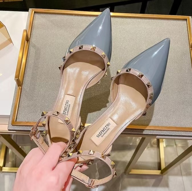 Stiletto sandale s oštrim vrhom, PU gornji dio, kopča sa kristalima, izuzetno visoke tanke petice (>8 cm), zatvaranje kopčom