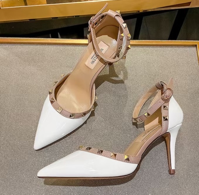 Stiletto sandale s oštrim vrhom, PU gornji dio, kopča sa kristalima, izuzetno visoke tanke petice (>8 cm), zatvaranje kopčom