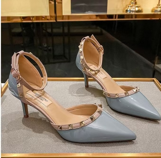 Stiletto sandale s oštrim vrhom, PU gornji dio, kopča sa kristalima, izuzetno visoke tanke petice (>8 cm), zatvaranje kopčom