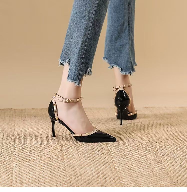 Stiletto sandale s oštrim vrhom, PU gornji dio, kopča sa kristalima, izuzetno visoke tanke petice (>8 cm), zatvaranje kopčom