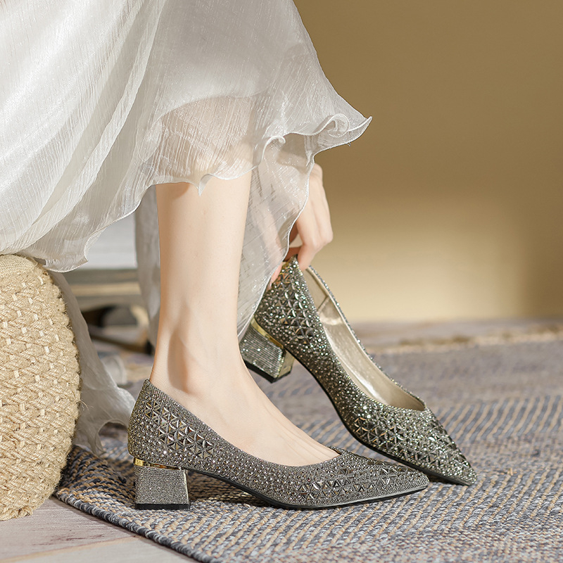 Pantofi dama satinati cu varf ascutit si toc gros, talpa din cauciuc, căptușeală din microfibră