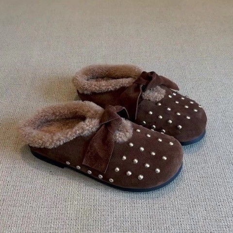 Mary Jane cipele s rhinestones mašnicom - okrugli nos; gornji dio od ovčjeg nubuka; unutrašnja koža; niski potplat; đon od telećeg tetiva