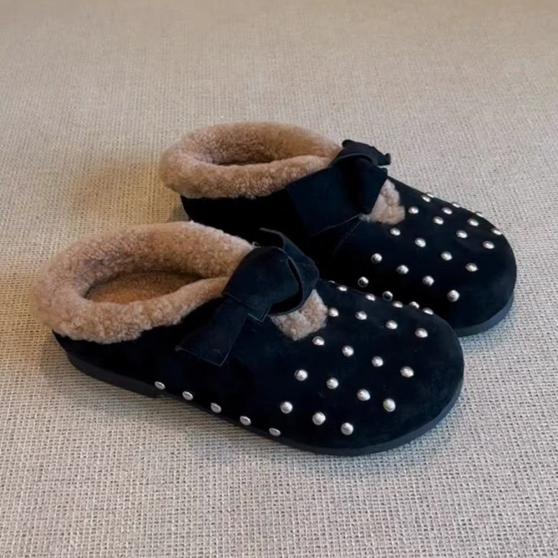 Mary Jane cipele s rhinestones mašnicom - okrugli nos; gornji dio od ovčjeg nubuka; unutrašnja koža; niski potplat; đon od telećeg tetiva