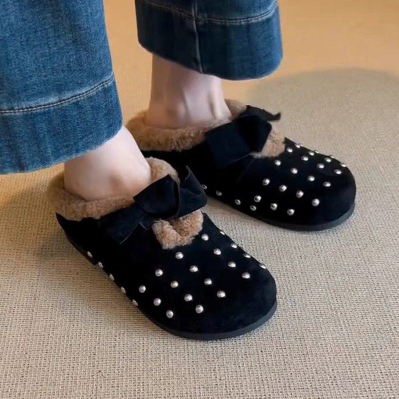 Mary Jane cipele s rhinestones mašnicom - okrugli nos; gornji dio od ovčjeg nubuka; unutrašnja koža; niski potplat; đon od telećeg tetiva