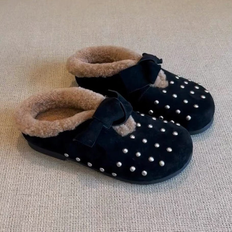 Mary Jane cipele s rhinestones mašnicom - okrugli nos; gornji dio od ovčjeg nubuka; unutrašnja koža; niski potplat; đon od telećeg tetiva