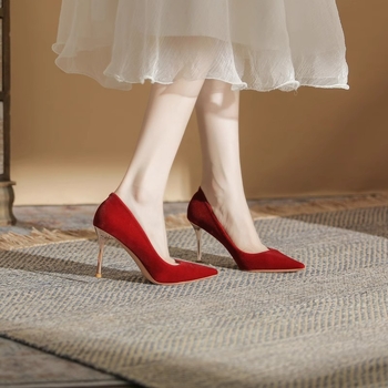 Pantofi stiletto pentru femei, vârf ascuțit, partea superioară velur, toc de 6–8 cm, talpă din cauciuc