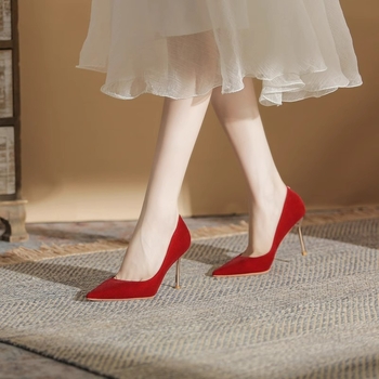 Pantofi stiletto pentru femei, vârf ascuțit, partea superioară velur, toc de 6–8 cm, talpă din cauciuc