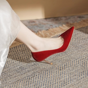 Pantofi stiletto pentru femei, vârf ascuțit, partea superioară velur, toc de 6–8 cm, talpă din cauciuc