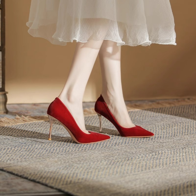 Pantofi stiletto pentru femei, vârf ascuțit, partea superioară velur, toc de 6–8 cm, talpă din cauciuc