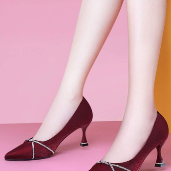 Pantofi dama cu talpă plată, partea superioară din mătase, toc mic în formă de pisică, branț din microfibră, talpă din cauciuc