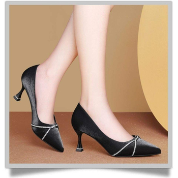 Pantofi dama cu talpă plată, partea superioară din mătase, toc mic în formă de pisică, branț din microfibră, talpă din cauciuc