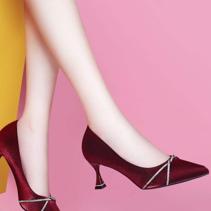 Pantofi dama cu talpă plată, partea superioară din mătase, toc mic în formă de pisică, branț din microfibră, talpă din cauciuc