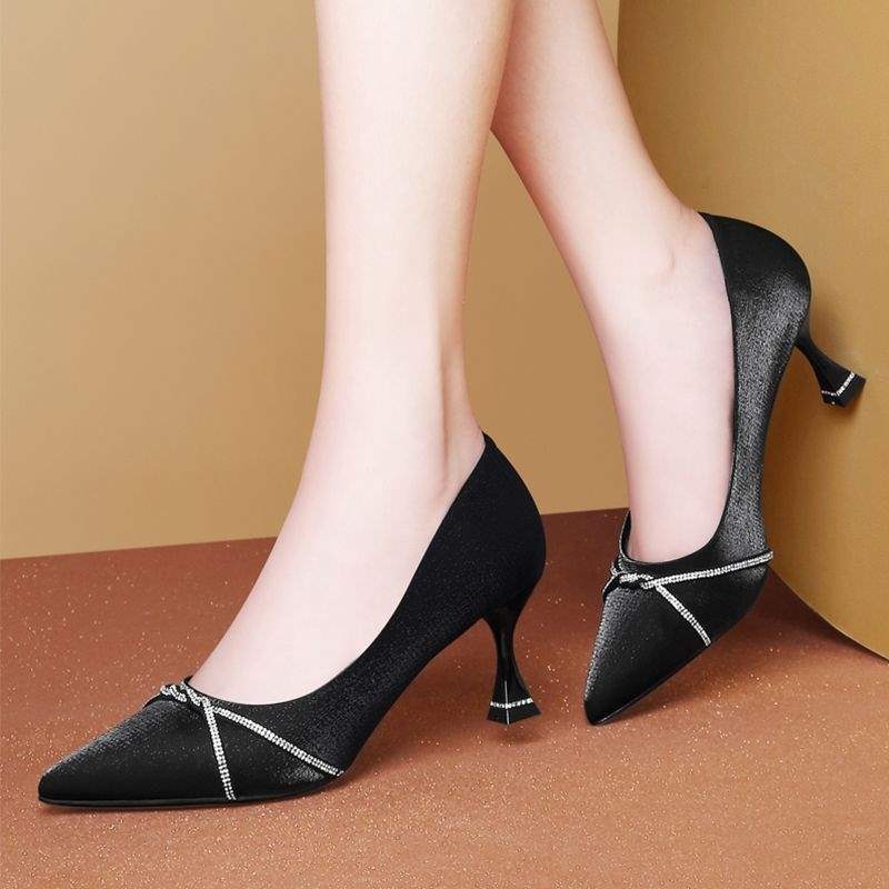 Pantofi dama cu talpă plată, partea superioară din mătase, toc mic în formă de pisică, branț din microfibră, talpă din cauciuc